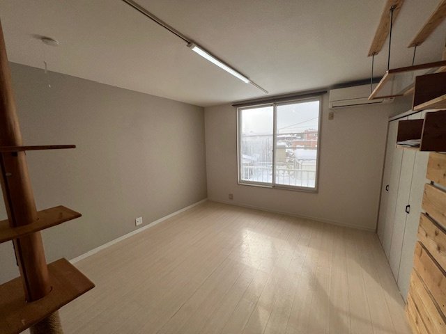 コーポアズールⅡの居間・リビング|帰ると、いちばんに待っていてくれる場所。※現在入居中のため以前の写真となります。