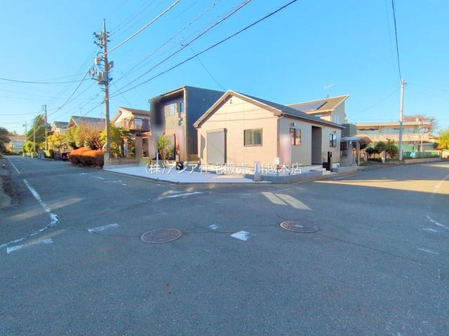 月々７万円台～　新築戸建　川越市かすみ野23-2期の前面道路含む現地写真|2号棟　角地！前面道路：南側6.0ｍ公道(市道）、東側6.0ｍ公道(市道）