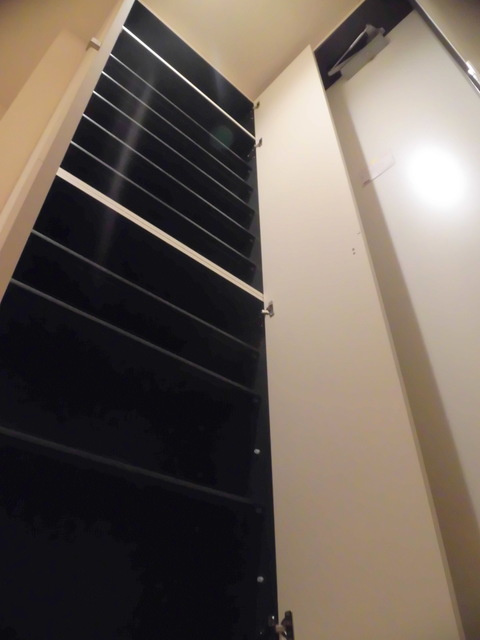 上北沢４丁目メゾンの玄関|天井まであるシューズボックス