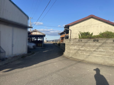 【前面道路含む現地写真】 | 南あわじ市神代富田・一戸建 | 現地写真です。（令和6年12月撮影）