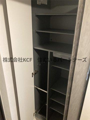 【玄関】 | S-RESIDENCE久留米六ツ門Ⅰ | 収納もある玄関です