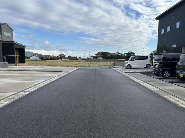 出雲市松寄下町　中古戸建の前面道路含む現地写真