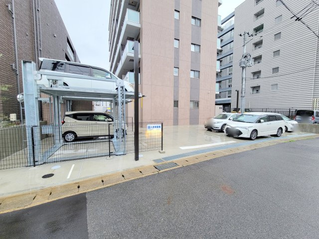 Sole Cedar 西大寺の駐車場