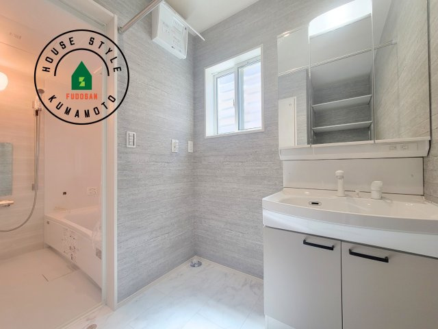 熊本市北区梶尾町第10-5棟（1号棟）の脱衣所|ゆとりの洗面スペースで朝の身支度もスムーズに。暮らしを快適に変えるシャワー付洗面台です！