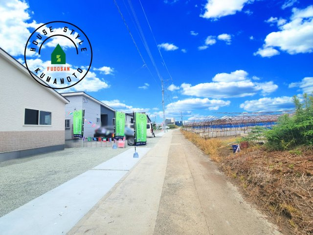 熊本市北区梶尾町第10-5棟（1号棟）の前面道路含む現地写真|前面道路は閑静な住宅地をはしる車通りの少ない道路。お車の出し入れが苦手なママや小さなお子様にも安心ですね。しっかり舗装もされているので、ベビーカーや自転車で通っても快適に通行できます。前面道路です。