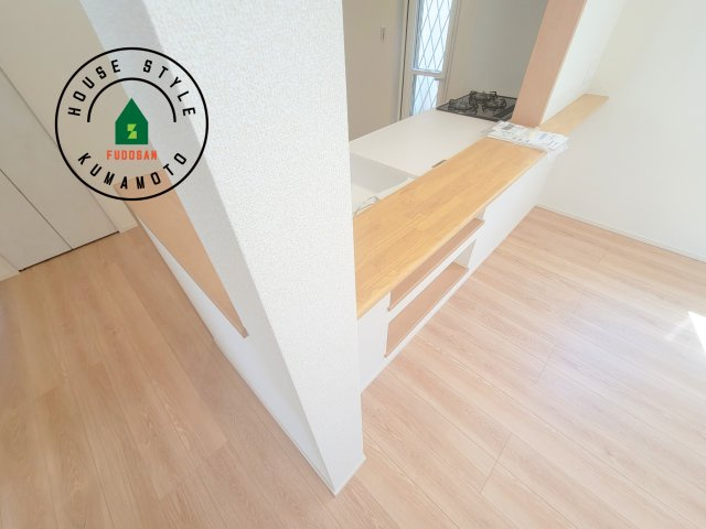 熊本市北区梶尾町第10-5棟（1号棟）のダイニング|キッチンから立ち込める香りが今日の料理を期待させます。