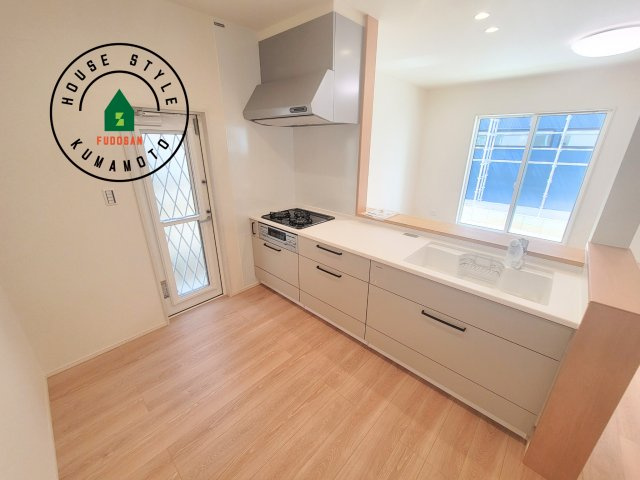 熊本市北区梶尾町第10-5棟（1号棟）のキッチン|ダイニングテーブルへの配膳がラクラク、お料理はかどるカウンター付きシステムキッチン！