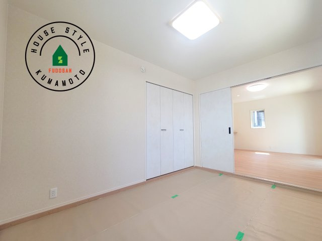 熊本市北区梶尾町第10-5棟（1号棟）の和室|和室を上手に活用すると暮らし方の幅が広がります。例えば普段は開け放して、子供の小さいうちはお昼寝や遊びのスペースに。畳はソフトなので転んでもケガをしにくく安心です