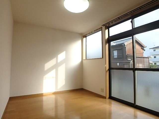 パープルの居間・リビング|E号室の写真（イメージ）