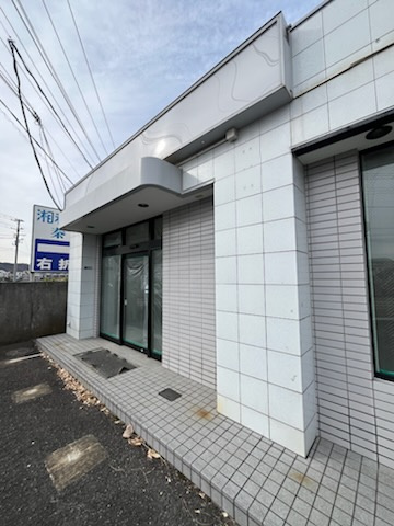 秦野市富士見町　貸店舗・貸事務所の玄関