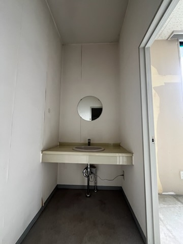 秦野市富士見町　貸店舗・貸事務所の洗面所