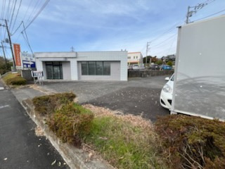 秦野市富士見町　貸店舗・貸事務所の駐車場