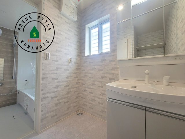 熊本市北区梶尾町第10-5棟（4号棟）の脱衣所|ゆとりの洗面スペースで朝の身支度もスムーズに。暮らしを快適に変えるシャワー付洗面台です！