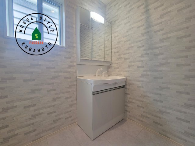 熊本市北区梶尾町第10-5棟（4号棟）の独立洗面台|毎日使うものだから清潔な空間を保ちたい水回り。洗面にはそんな願いを解消させてくれる収納アイデアが満載です。三面鏡の裏側にはキャビネットが現れ小物から背の高い物まで収納できます。