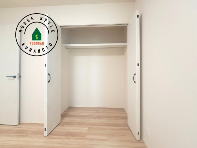 熊本市北区梶尾町第10-5棟（4号棟）の収納|洋服や大きな荷物が多い方や人数の多いご家族などは、一般的なクローゼットよりもウォークインクローゼットのほうが使い勝手が良いです。
