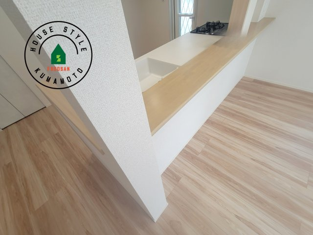 熊本市北区梶尾町第10-5棟（4号棟）のダイニング|キッチンから立ち込める香りが今日の料理を期待させます。