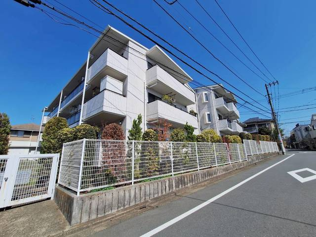 深沢一ツ木マンションの外観|角地に立地している鉄筋コンクリート造マンション
