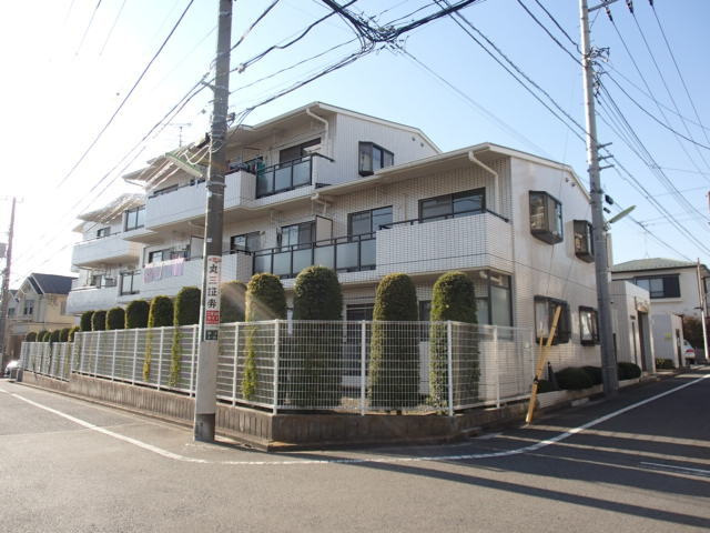 深沢一ツ木マンションの外観|角地に建つ低層ＲＣマンション