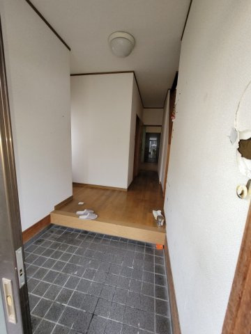 中薮町中古戸建の玄関|収納もある玄関です