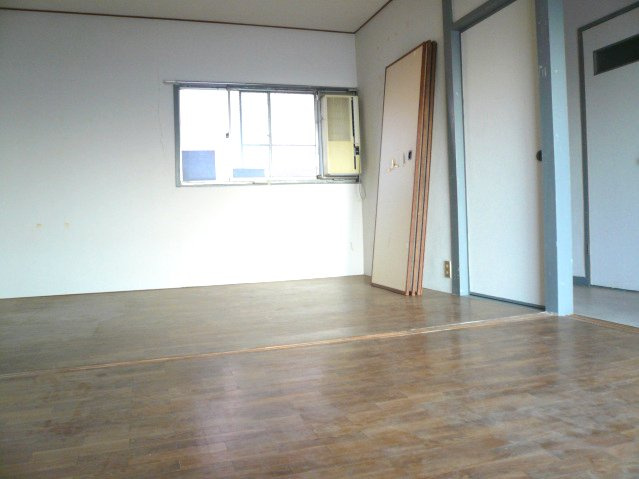 石原ビルの洋室