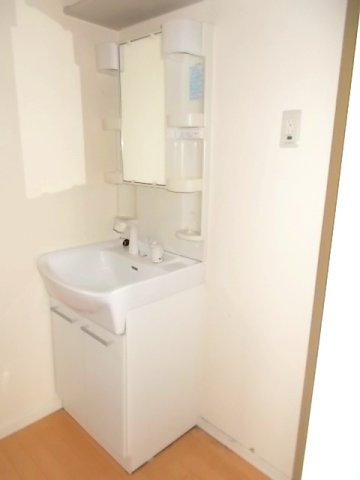 グランポルテＢの洗面所|シャワー付き洗面化粧台