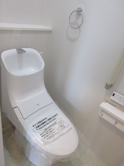 【仲介手数料無料】新築後未入居戸建　東松山市小松原町21-10（全2棟）のトイレ