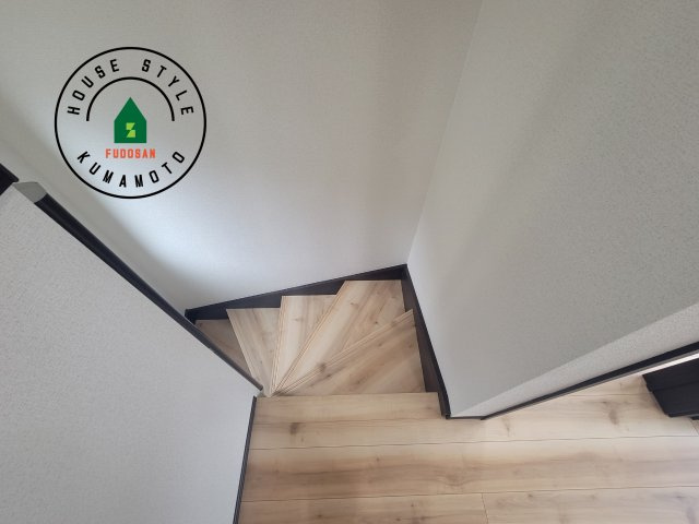 熊本市南区富合町杉島第6-4棟（1号棟）の内装|＜手すり付階段＞手すりがないと階段の昇り降りで危険なことはもちろん、壁に手をつきながら歩くことで壁紙が汚れやすくなります。すべての方に快適に昇り降りしていただくため、手すりを設置しました。