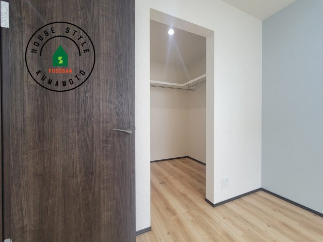 熊本市南区富合町杉島第6-4棟（1号棟）の収納|洋服や大きな荷物が多い方や人数の多いご家族などは、一般的なクローゼットよりもウォークインクローゼットのほうが使い勝手が良いです。