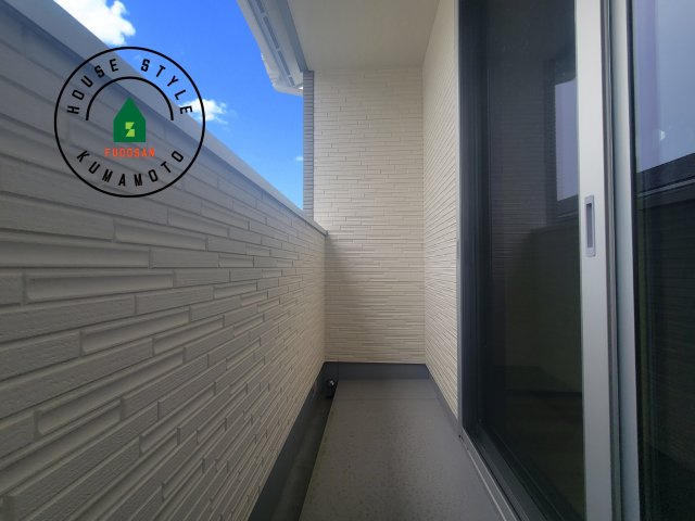 熊本市南区富合町杉島第6-4棟（1号棟）の展望|風をしっかりと感じられるバルコニーでは、毎日が洗濯日和です。広々としているので洗濯も楽しくなるでしょうし、気分転換にバルコニーからの眺めを楽しむのもいいでしょう。