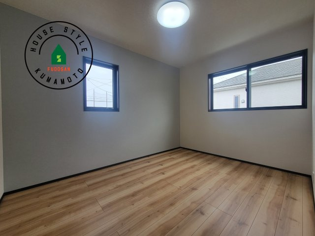 熊本市南区富合町杉島第6-4棟（1号棟）の洋室|採光良好な洋室は全居室、複層ガラスの遮熱効果と断熱効果で、一年中快適に過ごせます。