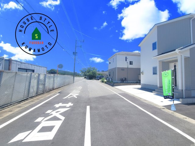 熊本市南区富合町杉島第6-4棟（1号棟）の前面道路含む現地写真|前面道路は閑静な住宅地をはしる車通りの少ない道路。お車の出し入れが苦手なママや小さなお子様にも安心ですね。しっかり舗装もされているので、ベビーカーや自転車で通っても快適に通行できます。前面道路です。