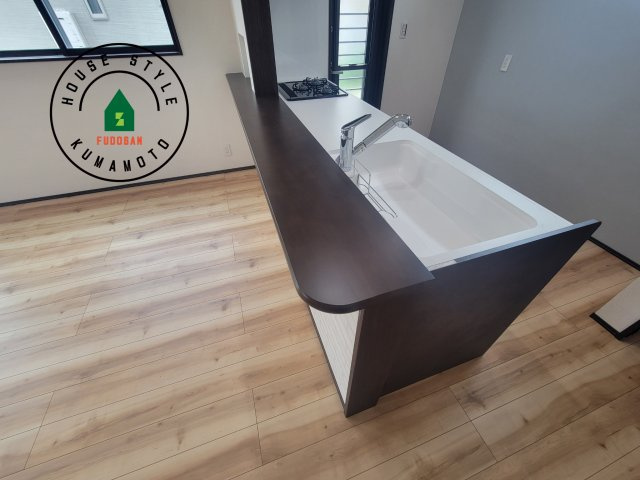 熊本市南区富合町杉島第6-4棟（1号棟）のダイニング|キッチンから立ち込める香りが今日の料理を期待させます。