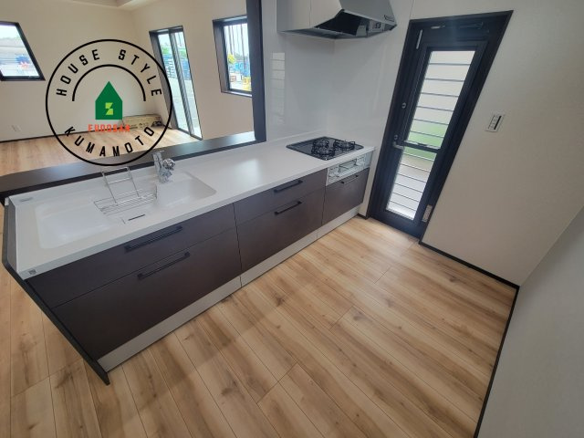 熊本市南区富合町杉島第6-4棟（1号棟）のキッチン|ダイニングテーブルへの配膳がラクラク、お料理はかどるカウンター付きシステムキッチン！