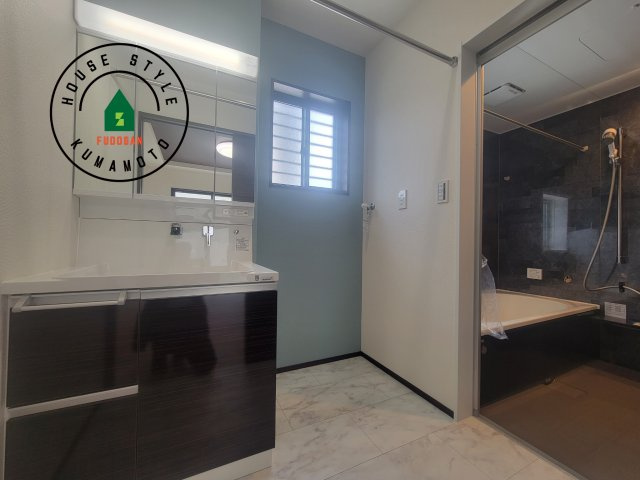 熊本市南区富合町杉島第6-4棟（2号棟）の脱衣所|ゆとりの洗面スペースで朝の身支度もスムーズに。暮らしを快適に変えるシャワー付洗面台です！