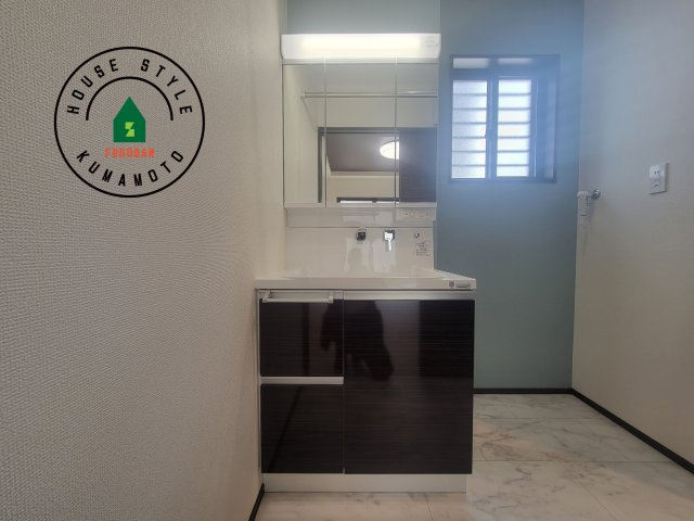 熊本市南区富合町杉島第6-4棟（2号棟）の独立洗面台|毎日使うものだから清潔な空間を保ちたい水回り。洗面にはそんな願いを解消させてくれる収納アイデアが満載です。三面鏡の裏側にはキャビネットが現れ小物から背の高い物まで収納できます。