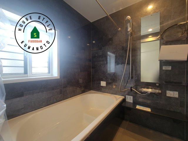 熊本市南区富合町杉島第6-4棟（2号棟）の浴室|1日の疲れを癒してくれる広々バスルーム。雨の日のお洗濯にも大活躍な浴室乾燥機付です！