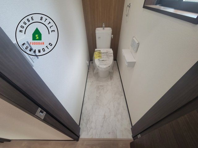 熊本市南区富合町杉島第6-4棟（2号棟）のトイレ|温水洗浄便座を完備しております。2ヶ所にトイレがあるのは朝の慌ただしい時間も安心です。