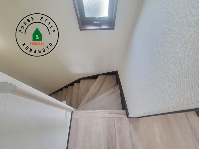 熊本市南区富合町杉島第6-4棟（2号棟）の内装|＜手すり付階段＞手すりがないと階段の昇り降りで危険なことはもちろん、壁に手をつきながら歩くことで壁紙が汚れやすくなります。すべての方に快適に昇り降りしていただくため、手すりを設置しました。