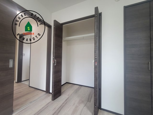 熊本市南区富合町杉島第6-4棟（2号棟）の収納|洋服や大きな荷物が多い方や人数の多いご家族などは、一般的なクローゼットよりもウォークインクローゼットのほうが使い勝手が良いです。