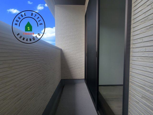 熊本市南区富合町杉島第6-4棟（2号棟）のバルコニー|風をしっかりと感じられるバルコニーでは、毎日が洗濯日和です。広々としているので洗濯も楽しくなるでしょうし、気分転換にバルコニーからの眺めを楽しむのもいいでしょう。