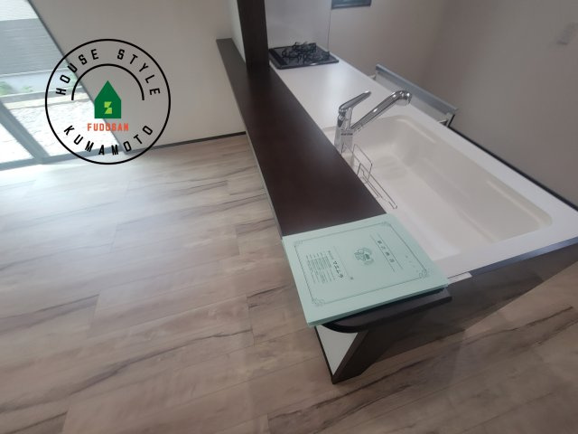 熊本市南区富合町杉島第6-4棟（2号棟）のダイニング|キッチンから立ち込める香りが今日の料理を期待させます。