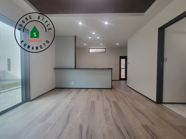 熊本市南区富合町杉島第6-4棟（2号棟）の居間・リビング|キッチンからリビングをしっかり確認できます。家族の笑顔があふれる空間になりそうですね。