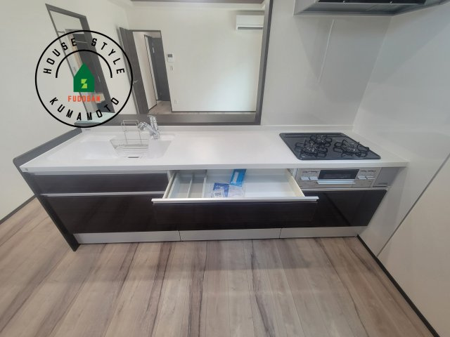 熊本市南区富合町杉島第6-4棟（2号棟）のキッチン|ご家族を近くに感じられる対面キッチンのLDK。会話もはずみそうですね。