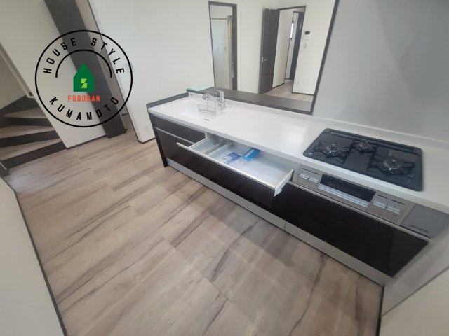 熊本市南区富合町杉島第6-4棟（2号棟）のキッチン|ダイニングテーブルへの配膳がラクラク、お料理はかどるカウンター付きシステムキッチン！