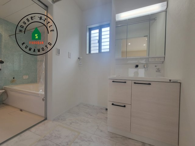 熊本市南区富合町杉島第6-4棟（3号棟）の脱衣所|ゆとりの洗面スペースで朝の身支度もスムーズに。暮らしを快適に変えるシャワー付洗面台です！