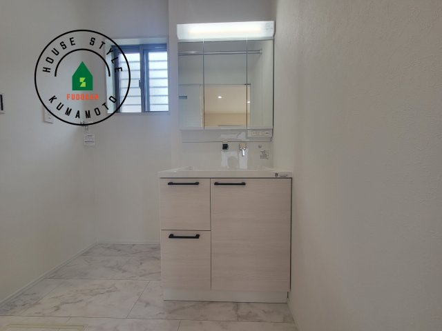 熊本市南区富合町杉島第6-4棟（3号棟）の独立洗面台|毎日使うものだから清潔な空間を保ちたい水回り。洗面にはそんな願いを解消させてくれる収納アイデアが満載です。三面鏡の裏側にはキャビネットが現れ小物から背の高い物まで収納できます。