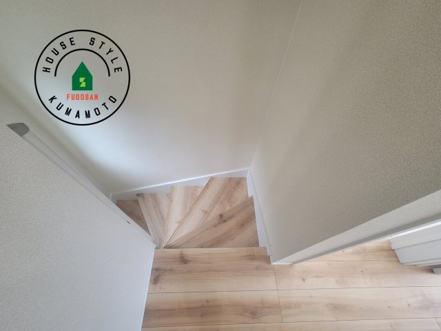 熊本市南区富合町杉島第6-4棟（3号棟）の内装|＜手すり付階段＞手すりがないと階段の昇り降りで危険なことはもちろん、壁に手をつきながら歩くことで壁紙が汚れやすくなります。すべての方に快適に昇り降りしていただくため、手すりを設置しました。