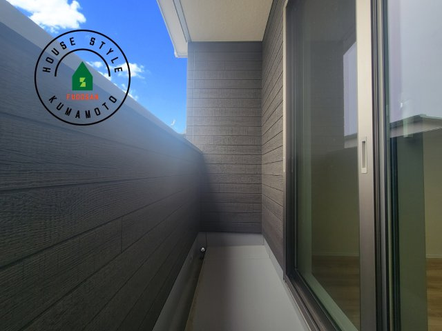 熊本市南区富合町杉島第6-4棟（3号棟）のバルコニー|風をしっかりと感じられるバルコニーでは、毎日が洗濯日和です。広々としているので洗濯も楽しくなるでしょうし、気分転換にバルコニーからの眺めを楽しむのもいいでしょう。