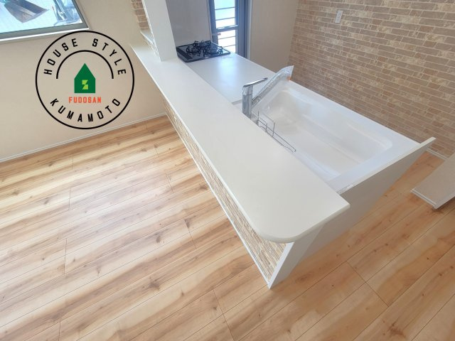 熊本市南区富合町杉島第6-4棟（3号棟）のダイニング|キッチンから立ち込める香りが今日の料理を期待させます。