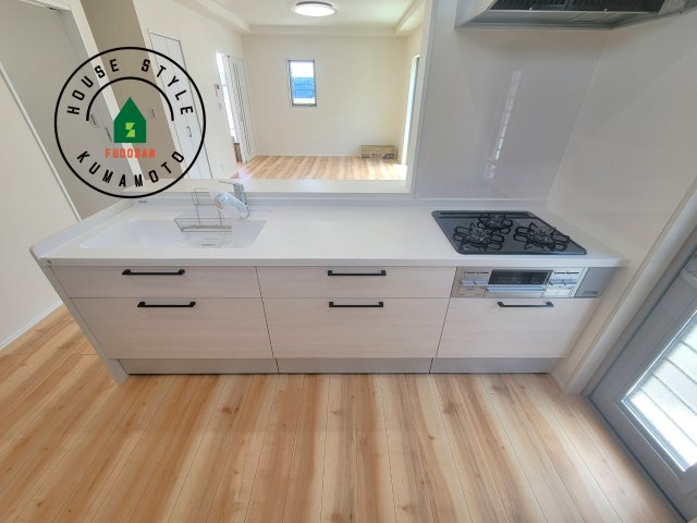 熊本市南区富合町杉島第6-4棟（3号棟）のキッチン|ご家族を近くに感じられる対面キッチンのLDK。会話もはずみそうですね。